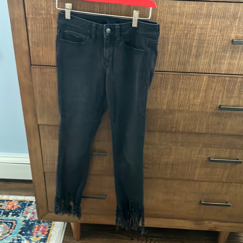 EARL JEANS Black Fringed-hem Jeans. Size 27